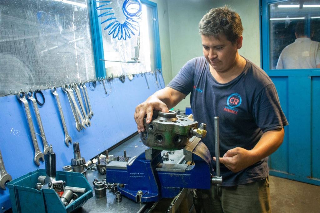 Bomba hidráulica en proceso de reparación en Oleohidráulica Ramírez. Expertos en mantenimiento y colocación de bombas hidráulicas para maquinaria agrícola, vial e industrial.