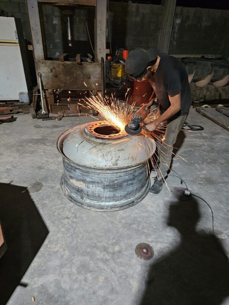Llanta de cosechadora con centro nuevo soldado a medida, tras proceso de reparación en Oleohidráulica Ramírez, expertos en reparación de llantas agrícolas.