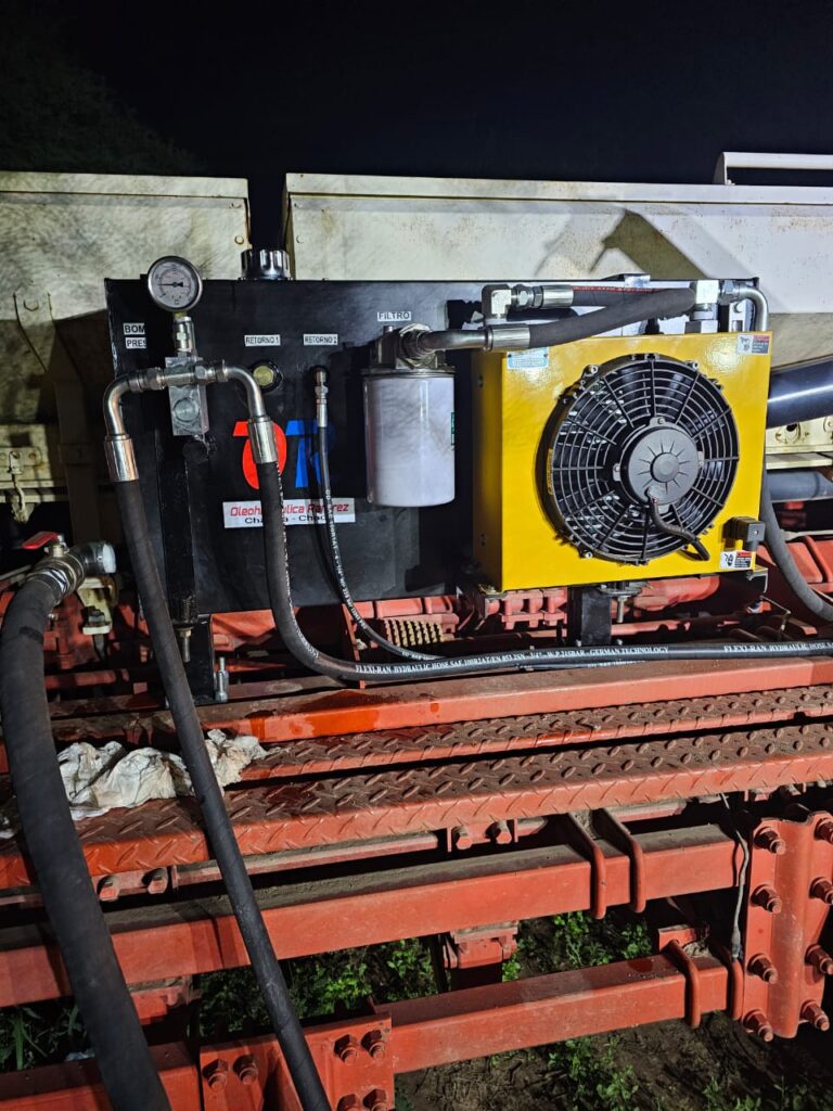 Instalación de kit hidráulico independiente en sembradora neumática, realizado por Oleohidráulica Ramírez en Charata, expertos en soluciones hidráulicas agrícolas.