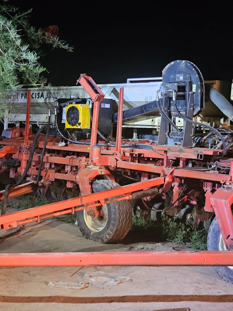 Instalación de kit hidráulico independiente en sembradora neumática, realizado por Oleohidráulica Ramírez en Charata, expertos en soluciones hidráulicas agrícolas.