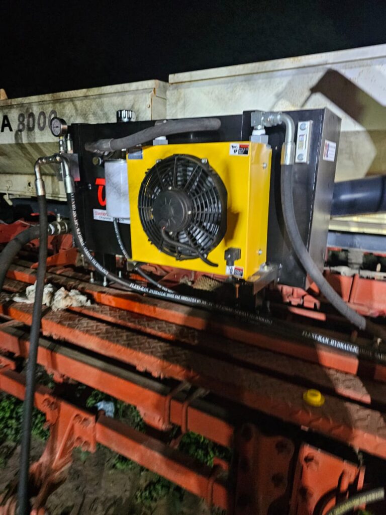 Instalación de kit hidráulico independiente en sembradora neumática, realizado por Oleohidráulica Ramírez en Charata, expertos en soluciones hidráulicas agrícolas.