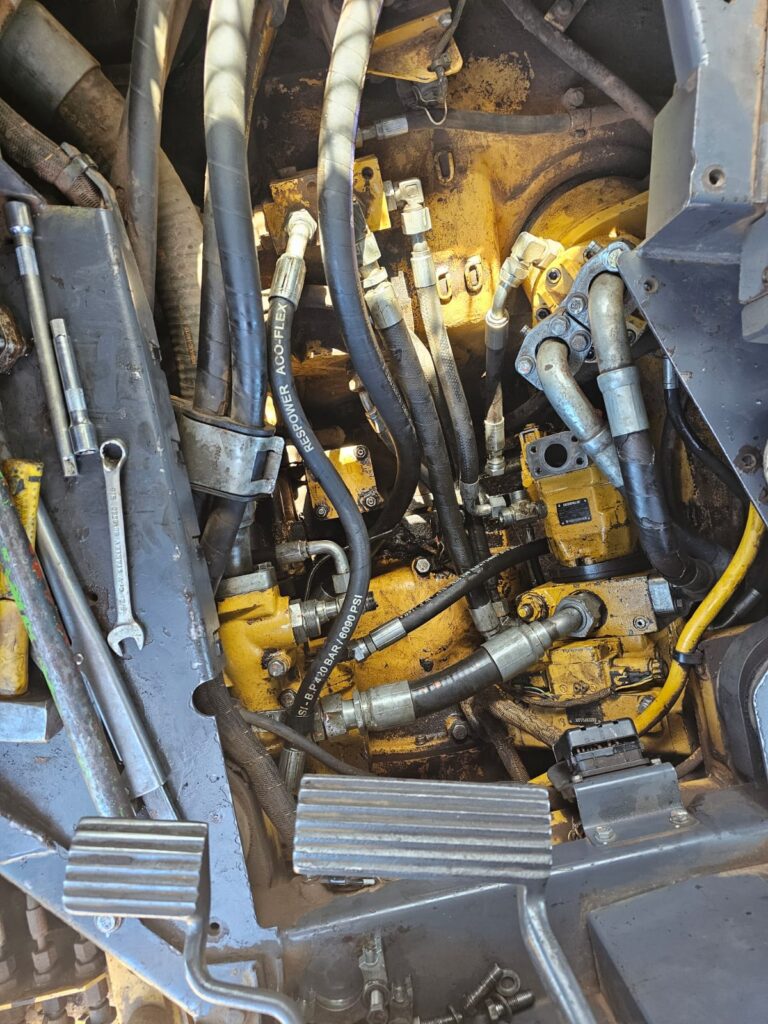 Realizamos la reparación de transmisión hidráulica en una topadora Caterpillar T8 con servicio a campo en Chaco. Atención técnica especializada.