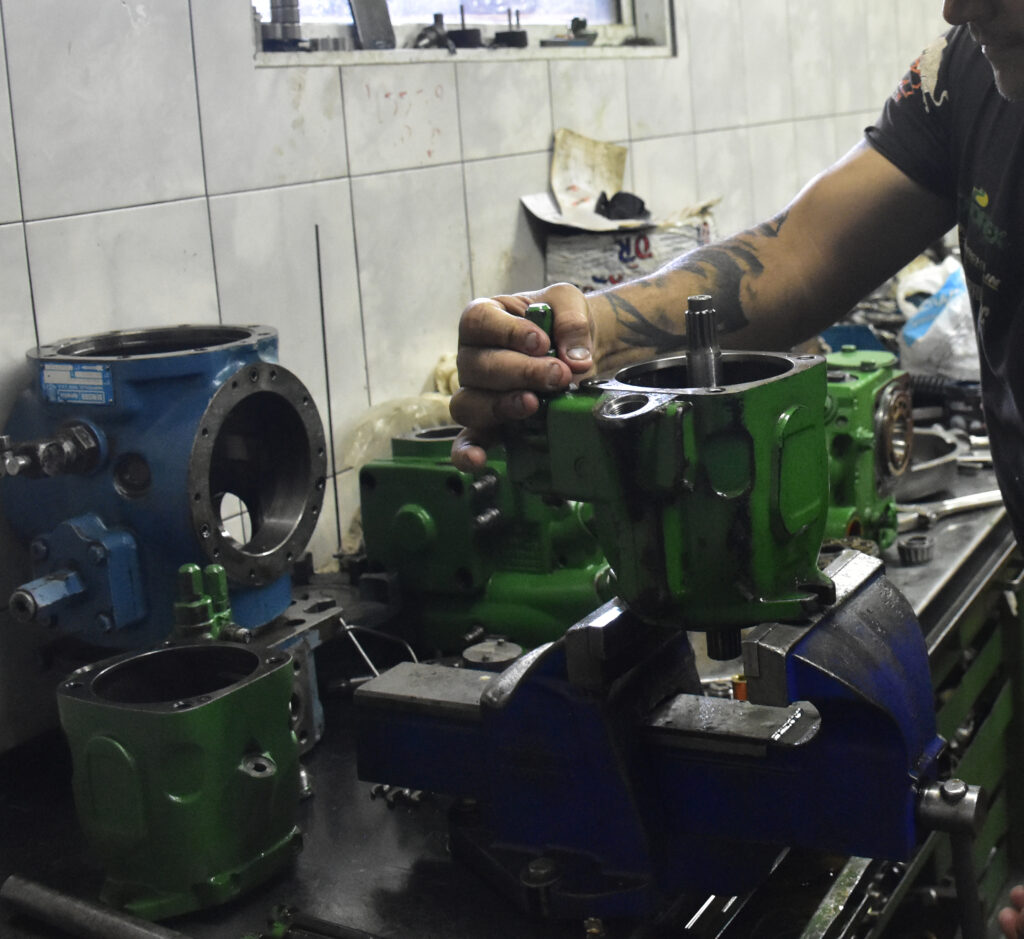 En Oleohidráulica Ramírez somos especialistas en reparación de bombas hidráulicas, repuestos hidráulicos y mantenimiento integral de sistemas hidráulicos en maquinaria agrícola, vial e industrial. Ofrecemos soluciones precisas y confiables para asegurar el óptimo funcionamiento de sus equipos en todo el norte del país.