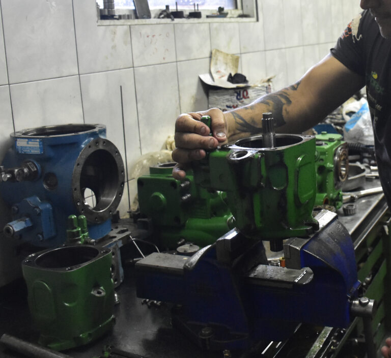 Somos especialistas en la reparación de bombas y cilindros hidráulicos, asegurando que sus sistemas funcionen correctamente.