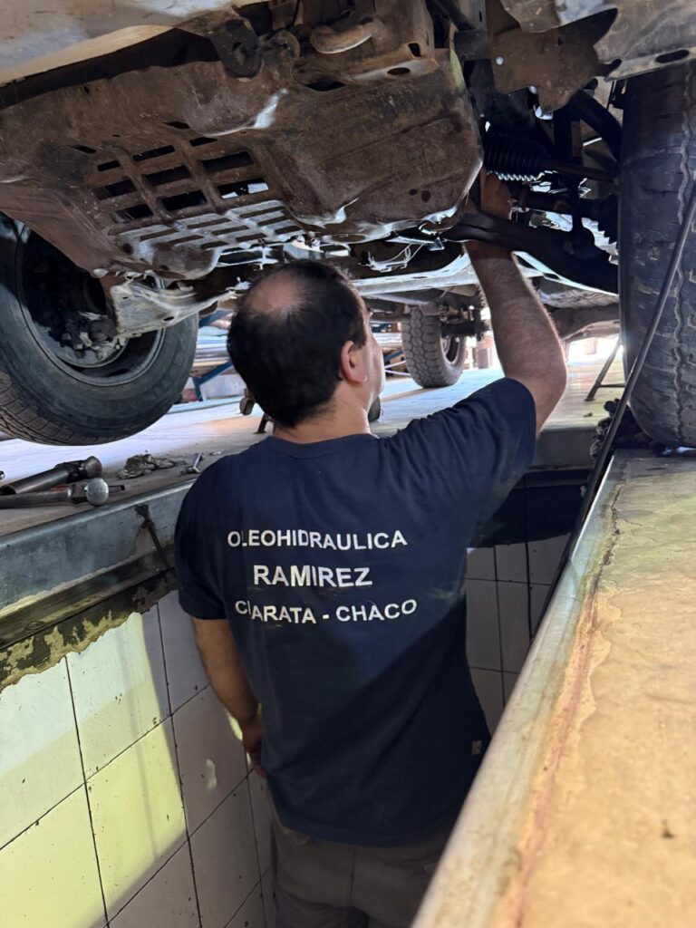 Cremallera de dirección hidráulica desmontada durante reparación en camioneta Toyota