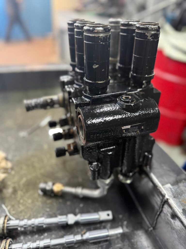 Válvula hidráulica Rexroth reparada, correspondiente al comando hidráulico de tractor agrícola, lista para su armado y prueba