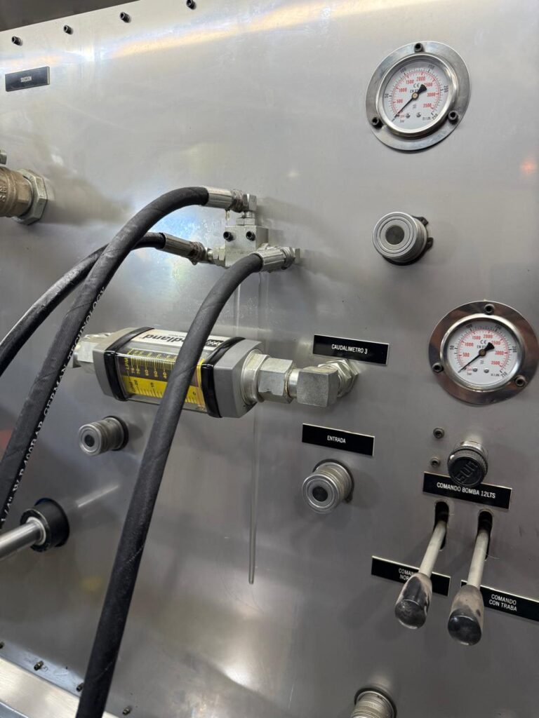 Prueba en banco hidráulico de válvula de comando reparada, verificando correcto funcionamiento del circuito hidráulico