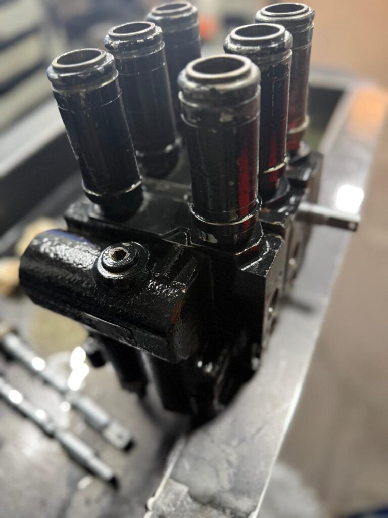 Detalle de válvula de comando hidráulico Rexroth luego del proceso de reparación y puesta a punto técnica